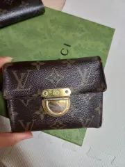 ルイヴィトン モノグラム 二つ折り財布