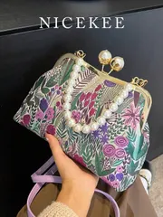 バッグ レディース ハンドルバッグ この洗練されたチャイニーズスタイルのイブニングクラッチは、対照的な花柄デザインが特徴で、シンプルなフェイクパールチェーンストラップ、エレガントな刺繍、そして斜めがけやショルダーに