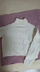 アイボリー ケーブル編み タートルネック ニット