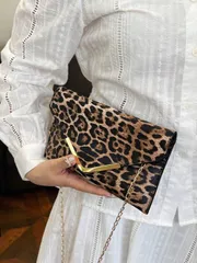 バッグ レディース ドレスバッグ 豹柄 メタルトリム ショルダーバッグ、フラップチェーン エンベロープ クロスボディバッグ、財布、スマホポーチ、デート/夜会に適し、光沢