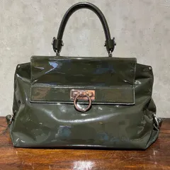 サルヴァトーレ・フ ェラガモ　ガンチーニ金具　エナメル　パテントレザー　ショルダーバッグ