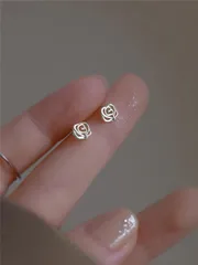 ジュエリー レディース イヤーアクセサリー バレンタインデー、母の日、プレゼントに最適 フラワーデザイン スタッドピアス 2個セット