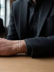 ジュエリー メンズ ブレスレット セット ステンレス製シンプルシルバーブレスレット 2個セット、ファッショナブルなスポーツ&カジュアルな日常着用