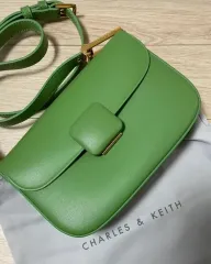(新品)チャールズアンドキース ラムスキン ショルダーバッグ 兼 ミニ クロスバッグ グリーン