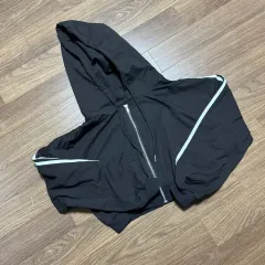 黒色 LINE クロップド フード ジップアップ