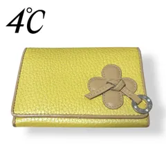 4℃ ヨンドシー 財布 コンパクトウォレット ミニ財布 イエロー 薄茶色 ベージュ クローバー 小銭入れ レザー系 シボ フラップ シルバー金具 クリアパーツ付き チャーム マチあり 仕切りあり 上品 フェミニン コインケース レディースのサムネイル