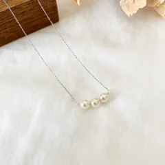 35-1.クリーム (金属アレルギー対応) 華奢 小ぶり3粒パールとシルバーチェーンのステンレスネックレス　入学式、卒業式、フォーマル