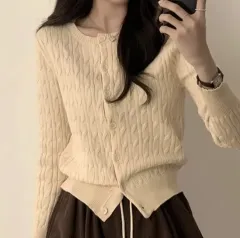 エイブリー ケーブル編み ラウンドネック ニット カーディガン