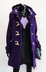 紫色のダッフルコート