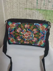 新品)刺繍花柄ブラッククロスバッグ