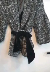 バルーン袖デザインが可愛いセリースツイードジャケットです。黒リボンでウエスト