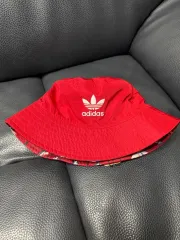 アディダス 赤 バケットハット (リバーシブル)