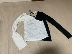 ブラック & 白 COLOR の アシンメトリー スリーブ Tシャツ