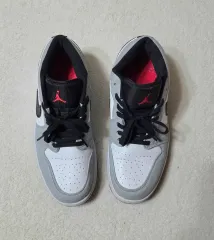 ナイキ エア ジョーダン 1 ロー グレー/白