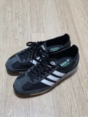 アディダス スニーカー