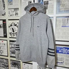 アディダス トレフォイル ロゴ グレー フードTシャツ