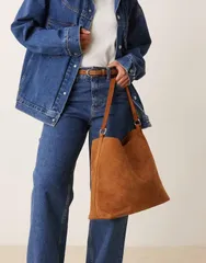 エイソス レディース バッグ スエード ASOS DESIGN suede tote bag withardware strap detail in conker brown ブラウンのサムネイル