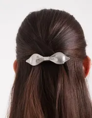 エイソス レディース アクセサリー ヘアアクセサリー ASOS DESIGN abstract hair bow barrette clip tone Silver シルバーのサムネイル