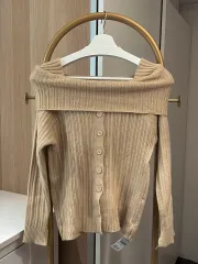 試着 新品 オフショルダー ボタン ゴージ ニット