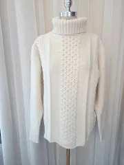日本ブランド mame ユニセックス アイボリー ケーブル編み タートルネック ニット マメクロゴチ