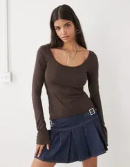 モンキ レディース トップス Tシャツ スリムフィット Monki long sleeve slim fit scoop neck Tshirt in chocolate Brown ブラウンのサムネイル
