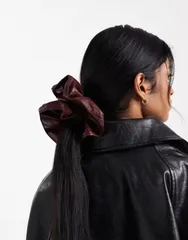 エイソス レディース アクセサリー レザー フェイクレザー ASOS DESIGN faux leather oversized scrunchie Burgundy バーガンディのサムネイル