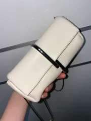 アイボリー チェーン クラッチバッグ