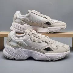 アディダス ファルコン レディーススニーカー 23センチ