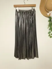 アドーラブル シルバー プリーツスカート 鉄味コーデ