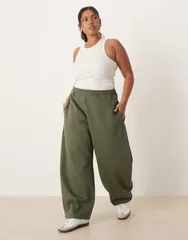 エイソス レディース ボトムス カジュアルパンツ パンツ スウェットパンツ ASOS Curve ASOS DESIGN Curve barrel leg brushback sweatpants green part of a set Khaki カーキ