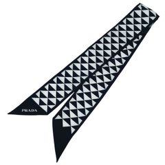 PRADA プラダ トライアングルプリント 幾何学模様 ツイルスカーフ 保存