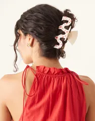 エイソス レディース アクセサリー ヘアアクセサリー フラワー柄 プリント フラワー ASOS DESIGN XL wiggle shaped hair claw in delicate floralのサムネイル