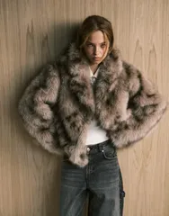 モンキ レディース アウター コート Monki oversized short faux fur coat with collar detail ineutral Chocolate brown ブのサムネイル