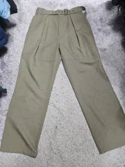 INSILENCE インサイレンス ベルティッド スラックス ピンタック パンツ カーキ m