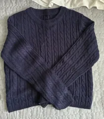 ケーブル編みニットセーター