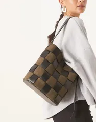 エイソス レディース バッグ スエード レザー フェイクレザー ASOS DESIGN faux suede and faux leather weave bucketote bag Khaki カーのサムネイル