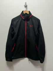 100 NIKE ナイキ STORM-FIT（ストームフィット） ウィンドブレーカー ブラック/レッド