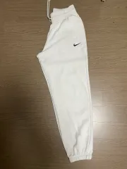 ナイキ 白 ジョガーパンツ
