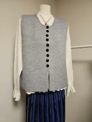 ライトブルーのニットベスト ボタン ベスト