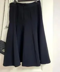 アトリエナインガール ブラック フレア ミディ スカートです。落ち着いたブラック カラーなので、どこにでも