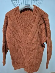 ケーブル編み Vネックニット オレンジ
