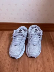 アディダス スニーカー