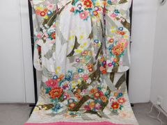 8152 白　振袖　着物　正絹 おしゃれ　百花繚乱　難あり 8152 白 振袖 着物 正絹 おしゃれ 百花繚乱 難あり - メルカリ