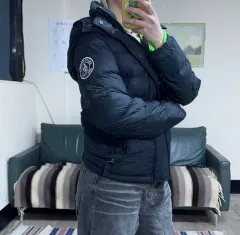 トゥT/0085 Abercrombie アバクロンビー ブラック ロゴパッチ ダウン ジャケット
