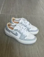 ナイキ エア ジョーダン1 フラットフォーム 白/グレー(ウルフグレー)