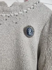 新品ビーズ装飾グレーニットONE PIECEブローチ贈呈 55 66