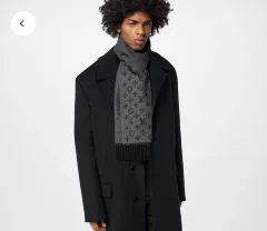 Louis Vuitton モノグラム グラデーション マフラー (首巻き) 出品
