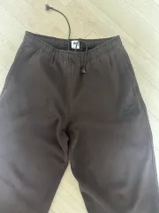 ナイキ x ステューシー ストーン ウォッシュド フリース パンツ ダーク シンダー