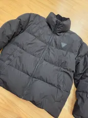 ゲス ブラック ダウンです- サイズはM (95)です- 中綿はダウン