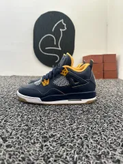 ジョーダン4 レトロ ネイビー/GOLD スニーカー